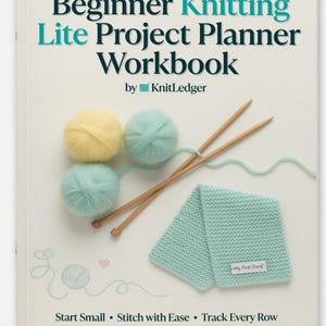Puede incluir: Un libro titulado "Beginner Knitting Lite Project Planner Workbook" con ovillos de lana, agujas de tejer y una bufanda tejida. La portada del libro tiene el texto "Start Small • Stitch with Ease • Track Every Row". Los ovillos son amarillos y turquesas.
