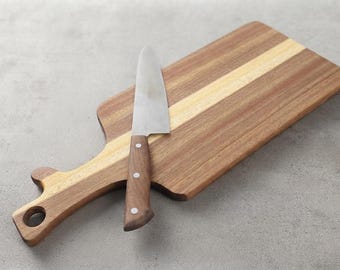 Servierbrett aus Akazienholz: Rustikale Charcuterie-Platte mit natürlichem Rand