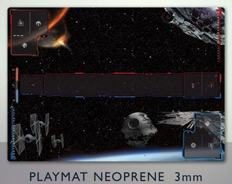 以下が含まれることがあります： 宇宙船、惑星、デス・スターが登場する宇宙戦闘シーンが描かれた黒いプレイマット。マットには赤と青のボーダーがあり、「PLAYMAT NEOPRENE 3mm」の文字があります。