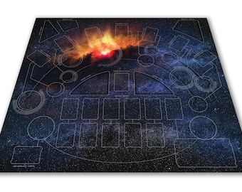 以下が含まれることがあります： 宇宙デザインの長方形ゲームマット。マットは、白い星のようなディテールと燃えるようなオレンジと赤の星雲を備えた濃い青色の背景が特徴です。白いアウトラインは、ゲームエリアと形状を定義します。