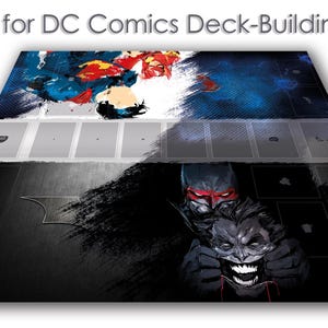Può includere: Un tabellone di gioco per il DC Comics Deck-Building Game. Il tabellone presenta opere d'arte dei personaggi DC Comics, tra cui Batman e Joker. La sezione superiore presenta arte astratta con colori blu, rossi e gialli. La sezione inferiore ha uno sfondo scuro con illustrazioni di personaggi.