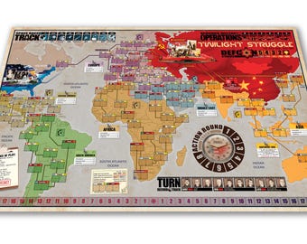 以下が含まれることがあります： 世界地図のデザインのボードゲーム「Twilight Struggle」。ゲーム盤には、ヨーロッパ、アフリカ、アジアなど、さまざまな地域が表示され、ゲームの駒とテキストが配置されています。ボードは、番号付きのボーダーを備えたヴィンテージ感があります。