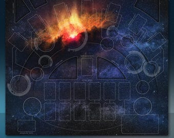 以下が含まれることがあります： 宇宙をテーマにしたデザインの長方形プレイマット。マットは、星雲と星空のデザインの濃い青色の背景が特徴です。白い線と形がゲームプレイのゾーンを作成します。「PLAYMAT NEOPRENE 3mm」の文字が下部に印刷されています。