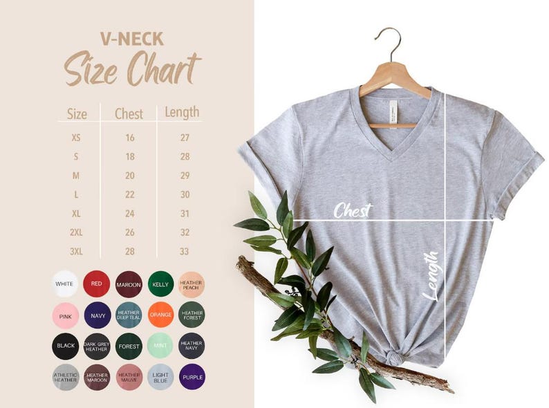 Pu&ograve; includere: Una t-shirt grigio melange con scollo a V su una gruccia di legno con una tabella delle taglie che mostra le misure di torace e lunghezza in pollici. La tabella elenca le taglie dalla XS alla 3XL. Sotto ci sono venti campioni di colore.