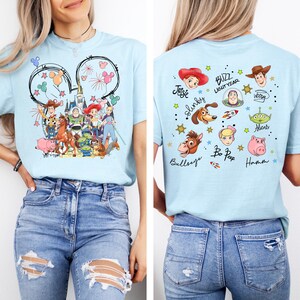 Comfort Colors® Toy Story-familjet-shirt, Toy Story-karaktärströja, Disneyland Crew-tröja, Woody och besättningstopp, Disney Toy Story-outfit bild 2