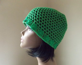 Green crochet hat, kelly green Juliet cap with daisy appliques on the edge, bright flower rim beanie