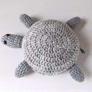 Gray crochet turtle mop, kitchen floor sink drip catcher