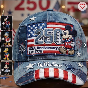 Op de afbeelding: Denim baseball cap met een geborduurd Amerikaans vlagontwerp, het nummer 250 en Mickey Mouse. De cap heeft de tekst "USA Anniversary Est. 1776" en witte steraccenten. De klep heeft rood-witte strepen.