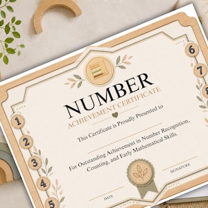 Pode incluir: Um certificado de conquistas numéricas retangular em papel creme com uma borda em tom de madeira clara. Apresenta um ícone de ábaco, uma lista numerada de 1 a 10 e o texto: Number Achievement Certificate, This Certificate is Proudly Presented to, For Outstanding Achievement in Number Recognition, Counting, and Early Mathematical Skills.
