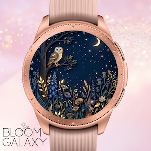 Pode incluir: Um smartwatch em ouro rosa com pulseira de silicone texturizada. O mostrador digital circular apresenta uma cena noturna com uma coruja pousada, uma lua crescente e um céu estrelado sobre flores silvestres azuis e douradas. Texto BLOOM GALAXY.