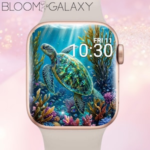 Op de afbeelding: Een smartwatch met een goudkleurige behuizing en een witte band toont een onderwaterlandschap. Het scherm toont een zeeschildpad die zwemt tussen kleurrijk koraal en zeewier. De tijd is 10:30 uur op vrijdag.