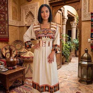 Lång kabylisk klänning, handgjord berberstil, färgglad etnisk kant, kaftan, boho, hippie, traditionell algerisk kvinnokläder, brudklänning