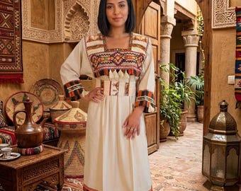 Langes Kabylenkleid, handgefertigt im Berberstil, mit farbenfrohen ethnischen Verzierungen, Kaftan, Boho-Stil, Hippie-Stil, traditionelle algerische Frauenkleidung, Hochzeitskleid