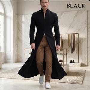 Peut inclure: Un long manteau noir à col montant et fente avant, associé à un pantalon marron et des baskets blanches. Le mot "BLACK" est affiché en haut à droite.