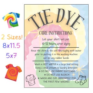 Peut inclure: Une carte d'instructions d'entretien pour tie-dye avec un fond en spirale aux couleurs pastel. Le texte indique : TIE DYE CARE INSTRUCTIONS, Let your shirt set for 6-12 hours after dying, Rinse the shirt in the sink, Wash in HOT WATER, DO NOT USE FABRIC SOFTENER, DO NOT USE BLEACH, WASH AND DRY SEPARATELY. Tailles : 20,3x29,2 cm et 12,7x17,8 cm.