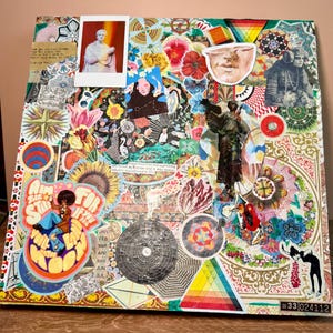 Könnte beinhalten: Ein quadratisches Collage-Kunstwerk mit einer Mischung aus Vintage- und modernen Bildern, darunter eine Statue, Blumenmuster, geometrische Formen und ein Aufkleber mit dem Text Aim for the stars, you'll land on the moon. Enthält eine Kalenderliste.