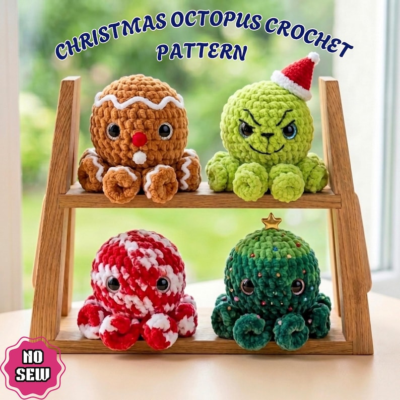 K&ouml;nnte beinhalten: Vier geh&auml;kelte Oktopus-Pl&uuml;schtiere auf einem Holzregal. Oben links: brauner Lebkuchen-Oktopus. Oben rechts: gr&uuml;ner Oktopus mit Weihnachtsm&uuml;tze. Unten links: rot-wei&szlig; gestreifter Oktopus. Unten rechts: gr&uuml;ner Weihnachtsbaum-Oktopus mit Stern.