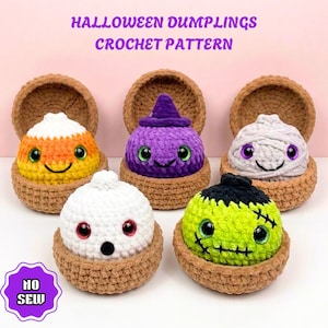 Può includere: Cinque gnocchi di Halloween all'uncinetto in cestini marroni, tra cui un mais dolce, una strega viola, una mummia bianca, un fantasma bianco e un mostro verde. Il testo recita HALLOWEEN DUMPLINGS CROCHET PATTERN e NO SEW.