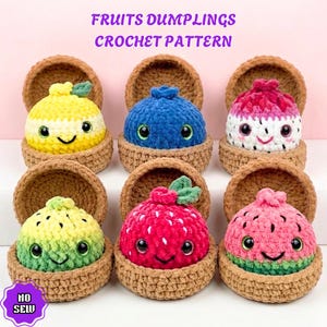 Può includere: Sei gnocchi di frutta all'uncinetto in cestini marroni, inclusi disegni di limone, mirtillo, dragon fruit, lime, fragola e anguria. Ogni peluche ha occhi neri e una bocca sorridente. Testo: FRUITS DUMPLINGS CROCHET PATTERN e NO SEW.