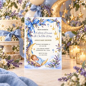 Invito per baby shower a tema celeste, con luna blu e stelle, modificabile tramite Canva e disponibile anche in versione mobile.
