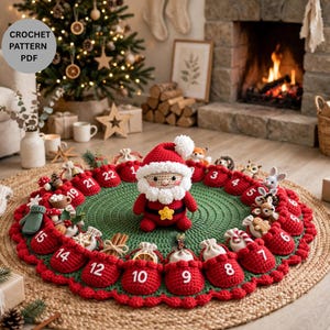 Könnte beinhalten: Eine kreisförmige grüne Häkel-Adventskalendermatte mit einer zentralen Weihnachtsmannfigur und vierundzwanzig roten nummerierten Taschen am Rand. Jede Tasche enthält kleine gehäkelte Gegenstände wie Pilze und Tiere. Der Text lautet CROCHET PATTERN PDF.