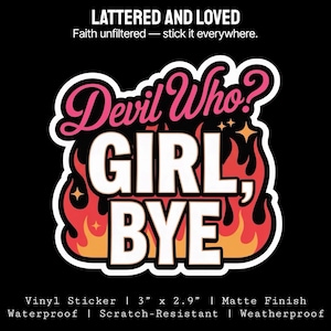 Könnte beinhalten: Schwarzer Vinyl-Aufkleber mit dem Text "Devil Who? GIRL, BYE" in Weiß und Rosa, umgeben von Flammen. Der Aufkleber ist 7,6 cm x 7,4 cm groß, wasserfest und kratzfest.