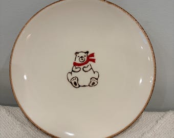 Set aus 3 Vintage-Keramiktellern – Eisbär mit rotem Schal, rustikaler Rand