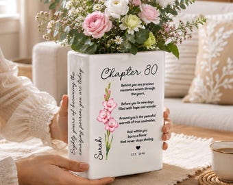 Vase personnalisé « Chapitre 80 », vase livre en céramique personnalisé, vase à fleurs du mois de naissance, cadeau pour le 80e anniversaire d'une maman ou d'une grand-mère, souvenir d'anniversaire