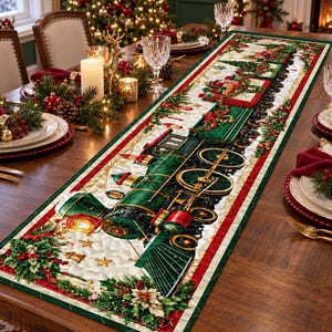 Könnte beinhalten: Ein rechteckiger Tischläufer aus Stoff mit einem festlichen Weihnachtszug-Motiv. Der Druck zeigt eine dunkelgrüne Dampflokomotive mit goldenen Rädern und roten Akzenten, umgeben von Stechpalmen, Weihnachtssterne und goldenen Sternen auf weißem Grund.