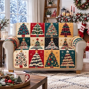 Op de afbeelding: Een gewatteerde bankhoes met een rasterpatroon van diverse kerstboomillustraties. Het ontwerp bevat bomen in tinten groen, rood en goud, versierd met ornamenten, sterren en lichtjes tegen contrasterende gekleurde achtergronden.