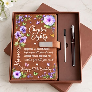 Set de regalo personalizado de diario y bolígrafo para el 80 cumpleaños, cuaderno floral Capítulo Ochenta, diario de cuero con nombre personalizado, regalo de 80 cumpleaños para ella.