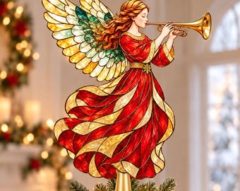 Op de afbeelding: Een engel kerstboompiek in glas-in-loodstijl met lang auburnkleurig haar en een vloeiende rood-gouden jurk. De engel heeft grote, veelkleurige vleugels in tinten geel, groen en wit en bespeelt een gouden trompet als muziekinstrument.
