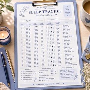 Könnte beinhalten: Ein Schlaf-Tracker-Klemmbrett mit goldenem Clip, mit einem detaillierten Schlaftagebuch für Mai 2025. Das Design umfasst eine blaue Hülle, ein blaues Notizbuch mit dem Text "small steps, big future", eine Kerze und eine Tasse mit Herz.