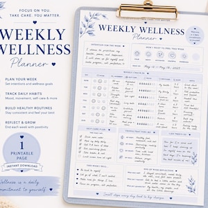 Może przedstawiać: Niebiesko-biały tygodniowy planer wellness z tekstem "Weekly Wellness Planner". Planer zawiera sekcje dotyczące intencji, cotygodniowych kontroli, samoopieki i refleksji. Złoty długopis i filiżanka kawy leżą obok.