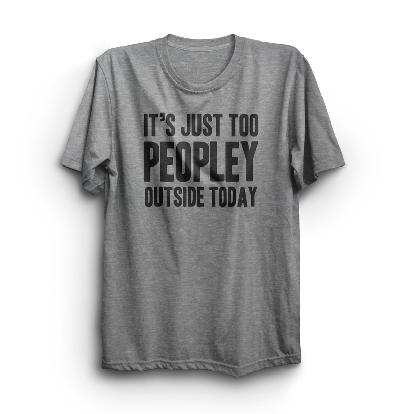 K&ouml;nnte beinhalten: Ein graues T-Shirt mit dem Aufdruck "It's just too peopley outside today" in Schwarz.