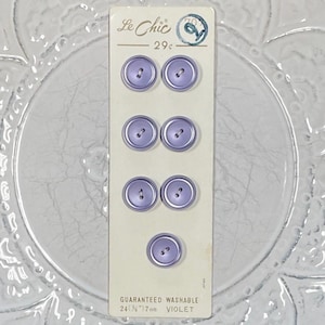 Boutons violets vintage sur carte originale, Le Chic