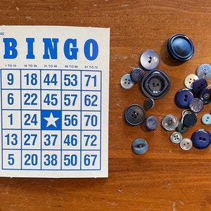 Cartes de bingo vintage avec 25 boutons lâches dans votre choix de couleur, journal indésirable, éphémères, travaux manuels