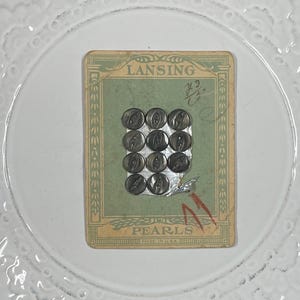 Boutons vintage en nacre noire sur carte originale