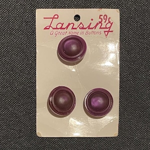Boutons violets vintage sur carte originale, Lansing