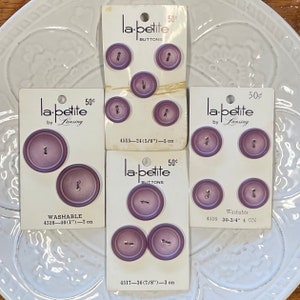 Boutons violets vintage sur carte originale, La Petite