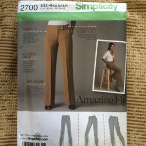 Peut inclure: Un patron de couture Simplicity pour un pantalon, taille H5 6, 8, 10, 12, 14, EUR. 32-40 FR. 34-42. Le patron comprend des instructions pour les poches, un empiècement de taille cintré et des coutures latérales. Le patron fait partie de la collection Amazing Fit.