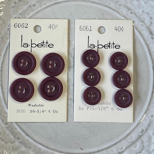 Boutons bordeaux vintage sur carte originale, La Petite