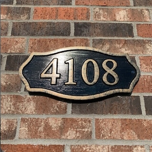 Cadeau de pendaison de crémaillère plaque d'adresse en bois sculpté. Plaque de numéros de maison finie en laiton antique, sculptée sur mesure