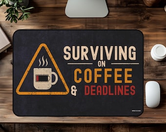 Overleven op koffie en deadlines Bureaumat | Bureauonderlegger, motiverende werkstationmat (12 x 18 inch)