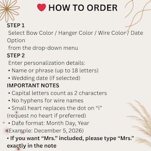Może przedstawiać: Beżowa grafika z tekstem &bdquo;HOW TO ORDER&rdquo; i instrukcjami zamawiania. Krok 1: Wybierz opcje kokardy, wieszaka, drutu i daty. Krok 2: Wprowadź szczeg&oacute;ły personalizacji. Ważne uwagi: liczenie znak&oacute;w i format daty.
