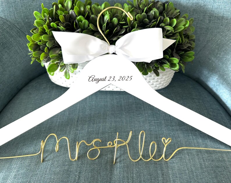 Custom Bridal Hanger with Wire Name, Wedding Hanger, Custom Engagement Gifts, Wedding Dress Hanger, Maid of honor Gift, Unique Bride gift