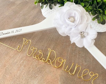 Wedding Hanger, Bridal Hanger, Bridesmaid Gift, Bridesmaid, Custom Engagement, Mother of the Bride Gift, Maid of honor gift, Bride gift