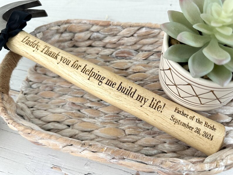 Może przedstawiać: Młotek drewniany z czarnym uchwytem, grawerowany tekstem "Daddy, Thank you for helping me build my life! Father of the Bride September 28, 2024".