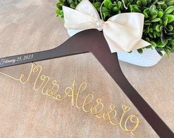 Mrs Wire Name Hanger, Personalized Wedding Dress Hanger, Wedding shower gift for a bride, Unique Engagement gifts, New last name wire hanger