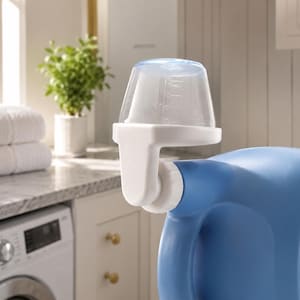 Può includere: Un flacone di detersivo in plastica blu con un beccuccio bianco e un misurino trasparente fissato sulla parte superiore. Il misurino presenta tacche di misurazione visibili sul lato, progettate per dosare il detersivo liquido.